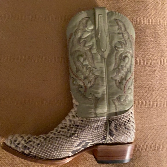 Two lovely Boots - Picture 4 of 16